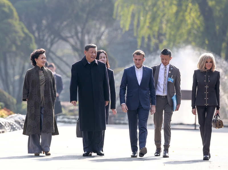 習近平同法國總統馬克龍在成都進行友好交流