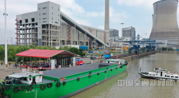 國內首艘2000噸級新能源集散兩用運輸船“東興100”輪在浙江湖州交付並投入運營