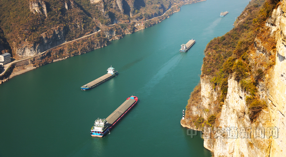 貨運船舶有序通過長江西陵峽航道