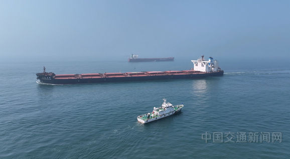 連雲港海事局保障超大型船舶首次雙向安全進出港口