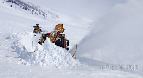 新疆阿勒泰：全力除雪保暢通