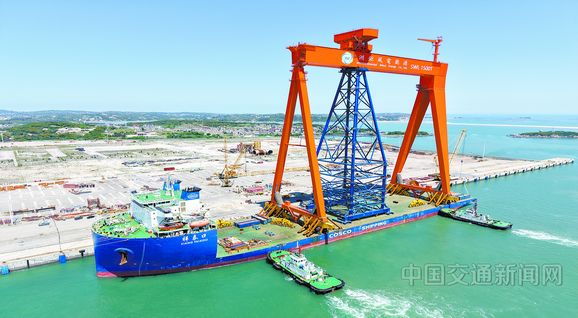 超大型龍門吊從平潭口岸整體裝船運往台灣