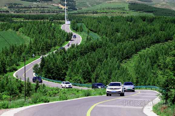 河北省張家口市草原天路以全新面貌迎接今年暑期旅遊高峰