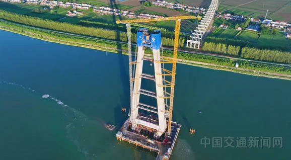 湖北武荊宜高速公路漢江特大橋主塔上橫樑首次澆築順利完成