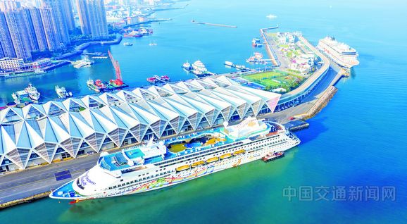 山東青島國際郵輪港區迎來“雙船同靠”