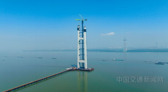 張靖皋長江大橋南航道橋南主塔突破300米