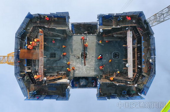 武荊宜高速公路控制性工程——漢江特大橋主塔正式封頂