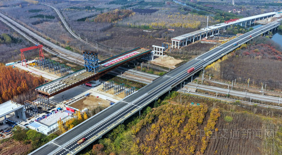沈海高速改擴建上跨膠濟、膠新鐵路立交橋鋼箱梁完成轉體施工