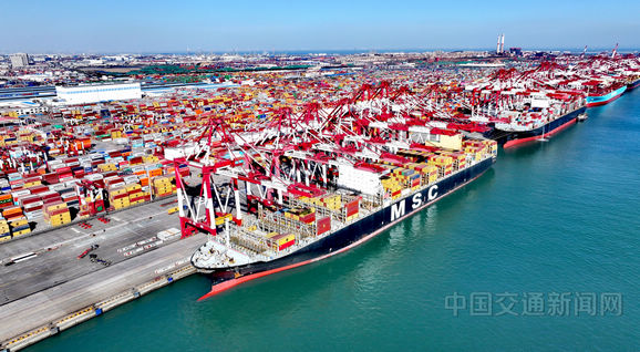 青島港今年貨物吞吐量累計突破7億噸