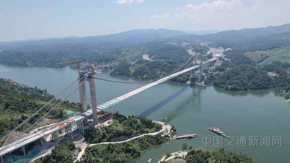 湖南在建最大懸索橋洞庭溪沅水特大橋順利合龍