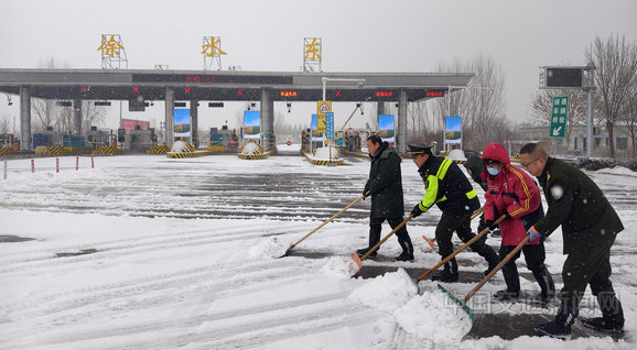 京石高速公路徐水東收費站工作人員及時清掃積雪
