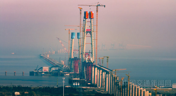 杭州灣跨海大橋北航道橋8號主塔成功封頂