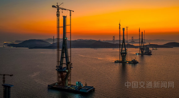 寧波舟山港六橫公路大橋二期工程3座鑽石形主塔全部封頂
